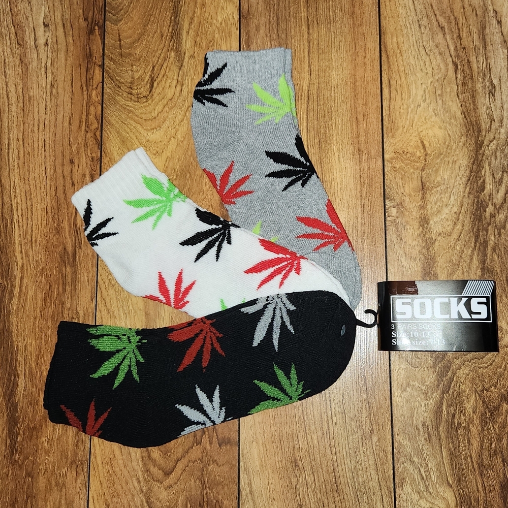 3/$18 weed leaf ankle socks